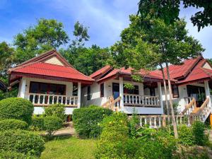 una casa con techo rojo en Bounty Resort, en Haad Son