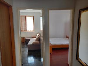 Postel nebo postele na pokoji v ubytování Vodice, apartmani Buntić