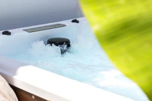 uma banheira cheia de neve e gelo em Beach Villa - 16min to Downtown - 30 PPL em Paço de Arcos