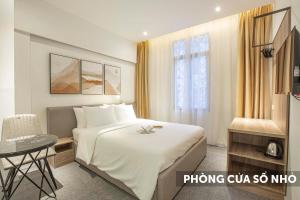 Postel nebo postele na pokoji v ubytování Keypad Hotel - 28 Dịch Vọng Hậu