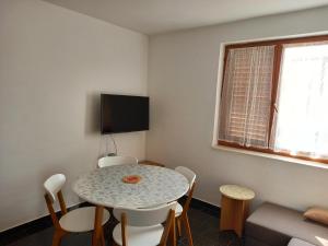 TV a/nebo společenská místnost v ubytování Vodice, apartmani Buntić
