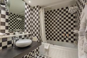Koupelna v ubytování Grand Tonic Hotel & SPA NUXE