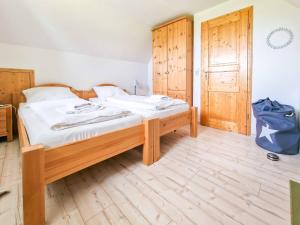 a bedroom with a wooden bed and a blue bag at Am Sommerdeich in Norden