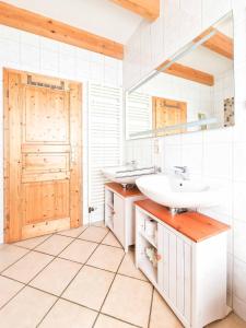 諾登的住宿－Am Sommerdeich，浴室设有2个水槽和镜子