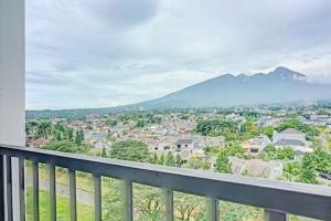 - une vue sur la ville depuis le balcon d'une maison dans l'établissement Apartment Bogorienze, à Bogor