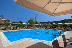 Bazén v ubytování Dinos Hotel nebo v jeho okolí