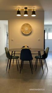 comedor con mesa y sillas en Urbanlux Belmonte Suite en Albacete