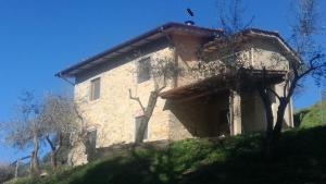 カマイオーレにあるRustico Lo Scarponeの丘の上の石造りの家