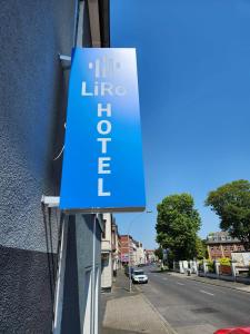 una señal azul en el lateral de un edificio en Liro Hotel Viersen, en Viersen
