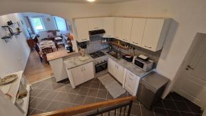 een keuken met witte kasten boven het plafond bij Lukari Vacation Home in Drivenik +28 foto's