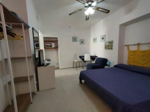 - une chambre avec un lit et une chambre avec une table dans l'établissement Casa Centurioni, à Isola del Giglio