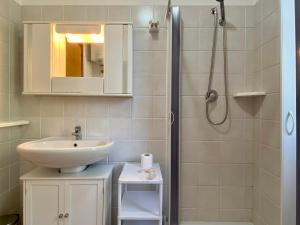 un bagno con lavandino e doccia di Villetta San Matteo a Mattinata Altre 34 foto