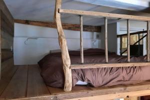 a bunk bed in a room with a wooden floor at Idéalement situé cœur du village - calme & confort in Saint-Étienne-de-Tinée