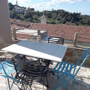 a table and chairs on top of a roof at Παραδοσιακό πέτρινο σπίτι in Volissos