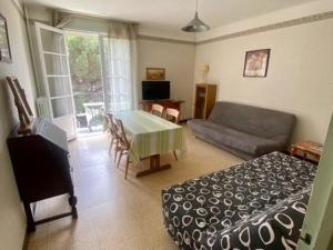 Fotografia z galérie ubytovania Charmant F2 avec balcon, ascenseur, et cuisine équipée, à 500m des thermes et proche du centre-ville - FR-1-703-115 v destinácii Amélie-les-Bains-Palalda
