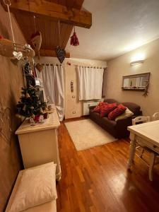 - un salon avec un canapé et un arbre de Noël dans l'établissement Chalet Montana - Borgo Le stalle Lunghe, à Prato Nevoso
