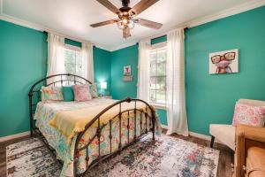 Ένα ή περισσότερα κρεβάτια σε δωμάτιο στο Broken Bow Vacation Rental with Pool and Hot Tub! +31 φωτογραφίες