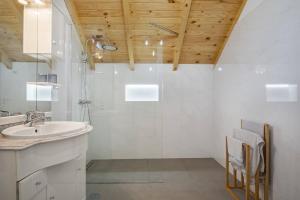 Et badeværelse på Mountain Retreat by Homie + 23 billeder