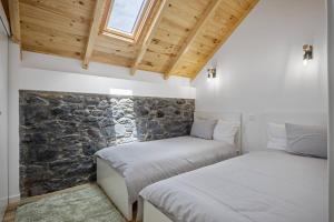 En eller flere senge i et værelse på Mountain Retreat by Homie