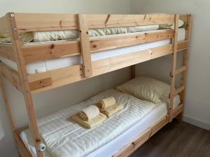 ein Etagenbett aus Holz mit zwei Handtüchern darauf in der Unterkunft Apartment Haus Aktiv Garten in Winterberg
