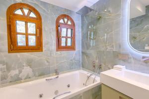 Phòng tắm tại Asteri Villa with Outdoor Hot Tub, Sani Luxury Villas Collection