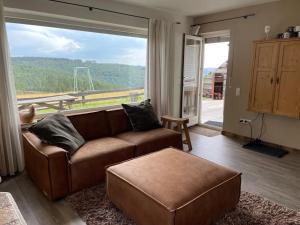 - un salon avec un canapé et une grande fenêtre dans l'établissement Apartment Haus Aktiv Garten, à Winterberg