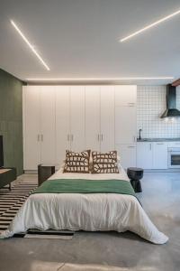 1 dormitorio con 1 cama grande en una habitación en Balcon del Centro, en Vigo