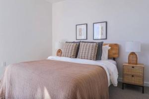 Tempat tidur dalam kamar di Trendy and Luxury 2BDR and 2BTH in Hollywood