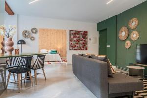 ein Wohnzimmer mit einem Sofa und einem Tisch in der Unterkunft Balcon del Centro in Vigo