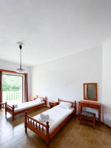 Tempat tidur dalam kamar di Stamiris Beach Hotel