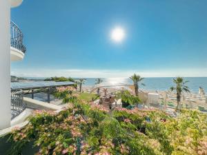 ゴールデン・サンズにあるSentido Marea Hotel - 24 hours Ultra All inclusive & Private Beachのリゾートのバルコニーからビーチの景色を望めます。