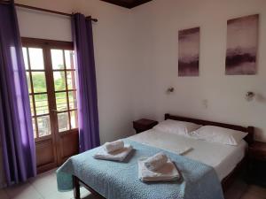 um quarto com uma cama com duas toalhas em Litus Amoris 2 em Sidari