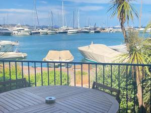 stół na balkonie z widokiem na przystań w obiekcie MarinesAppartement, Le quai Tropézien marina w Saint-Tropez