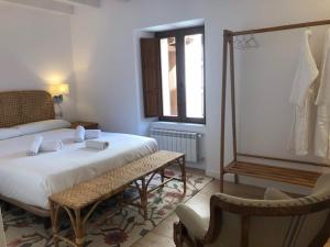 a bedroom with a bed and a couch and a chair at Santa Brígida - Real 14 in Hontanas