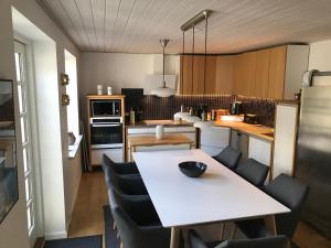 Una cocina o zona de cocina en Jelling