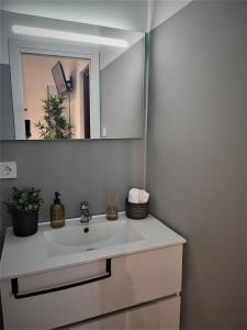 y baño con lavabo blanco y espejo. en Apartamento Merlot 11, en Novelda