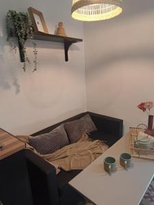 uma cama sentada numa mesa numa sala de estar em Apartamento Merlot 11 em Novelda