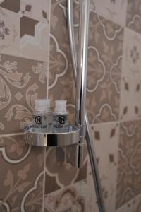 Koupelna v ubytování Jacuzzi Apartman De Lux - Cacak + 16 fotografií