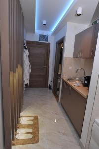 Cuina o zona de cuina de Jacuzzi Apartman De Lux - Cacak