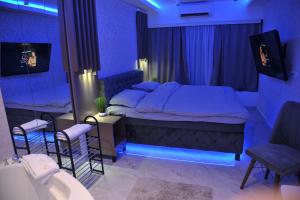 Llit o llits en una habitació de Jacuzzi Apartman De Lux - Cacak