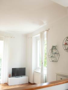 sala de estar con TV y ventana en Soffio Di Mare, en Camogli