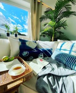 una sala de estar con almohadas azules y blancas y un sofá en 3C Boutique Apartments Nrº14 en Mainburg