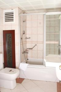 y baño con aseo, bañera y lavamanos. en Oglakcioglu Park Boutique Hotel en İzmir