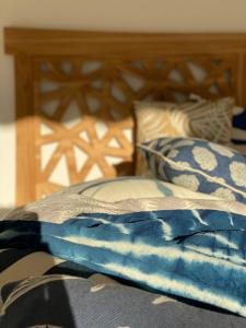 a bed with a blue blanket on top of it at 3C Boutique Apartments Nrº14 in Mainburg