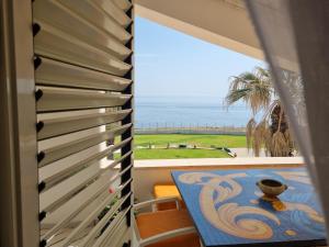 アウグスタにあるVilla Sicily Sul Mare Tra Catania e Siracusaのテーブル付きの客室で、海の景色を望めます。