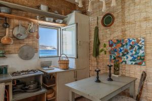 Dapur atau dapur kecil di Magical Retreat Tinos