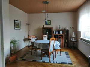 a dining room with a table and chairs at Ferienwohnung Gotha in Gotha