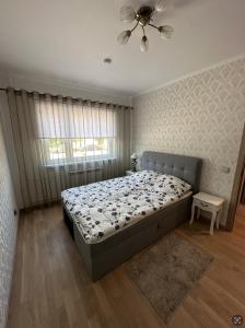 - une chambre avec un lit et un ventilateur de plafond dans l'établissement Pärnu Sunshine Majutus, à Pärnu