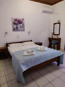 ein Schlafzimmer mit einem Bett mit zwei Handtüchern darauf in der Unterkunft Litus Amoris in Sidari