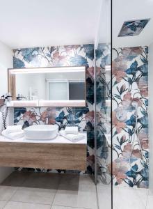 een badkamer met een wastafel en een spiegel bij Best Western Premier Santa Maria in LʼÎle-Rousse
